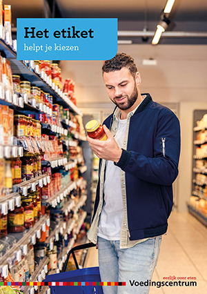 Cover brochure Het etiket met een man die een etiket leest in de supermarkt